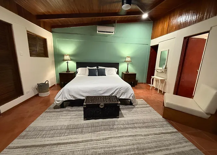 King Bed And Walk To The Gated *