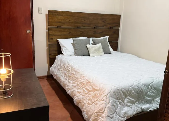 King Bed And Walk To The Gated Appartement