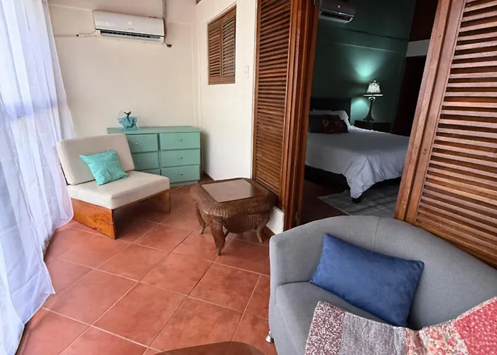 King Bed And Walk To The Gated Appartement Coco